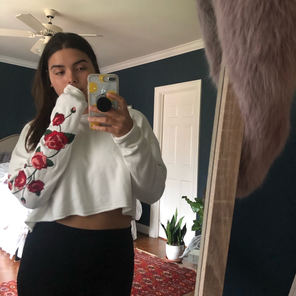 cropped sweatshirt with rose embroidered on sleeve